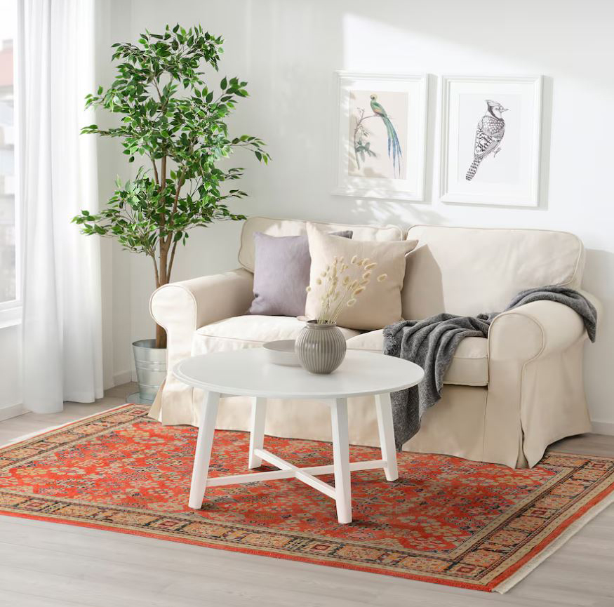 È annodato a mano il tappeto OFTMYSKGRÄS di Ikea Italia in lana di alta qualità decorato da un motivo floreale stilizzato dai colori vivaci, ispirato alla tradizione persiana, che “scalda” il soggiorno bianco. Misura L 170 x P 240 cm. Prezzo 1.199 euro. www.ikea.com È annodato a mano il tappeto OFTMYSKGRÄS di Ikea Italia in lana di alta qualità decorato da un motivo floreale stilizzato dai colori vivaci, ispirato alla tradizione persiana, che “scalda” il soggiorno bianco. Misura L 170 x P 240 cm. Prezzo 1.199 euro. www.ikea.com