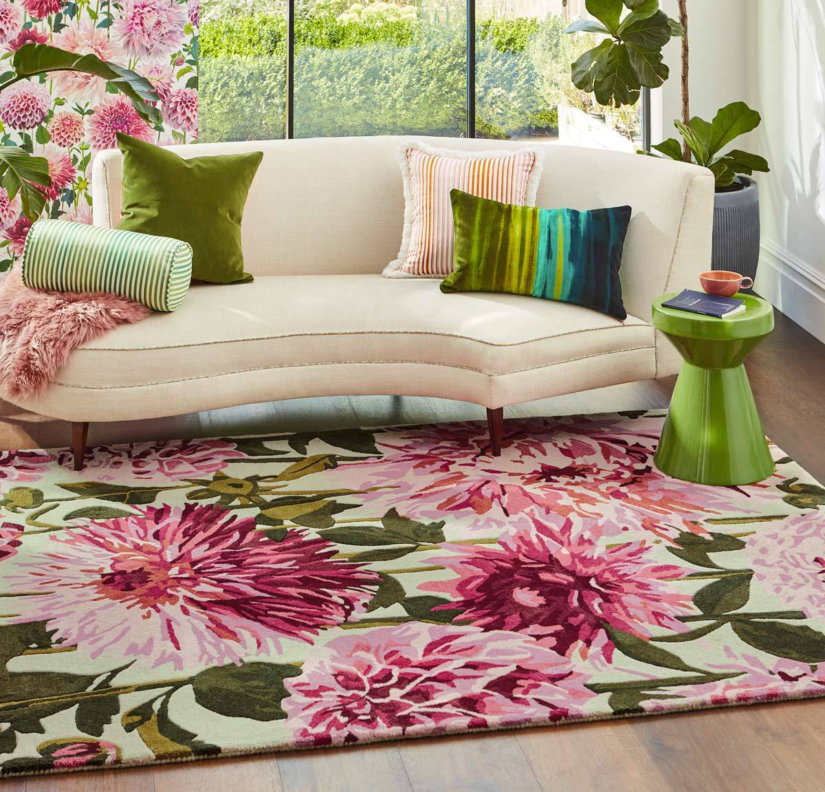 Un trionfo di romantici fiori rosa per Dahlia Fuchsia di Harlequin in vendita su Etoffe.com, il tappeto tuftato a mano in pura lana vergine. È corredato di un fondo antiscivolo in cotone e lattice. Misura L 140 x P 200 cm. Prezzo 699 euro. www.etoffe.com Un trionfo di romantici fiori rosa per Dahlia Fuchsia di Harlequin in vendita su Etoffe.com, il tappeto tuftato a mano in pura lana vergine. È corredato di un fondo antiscivolo in cotone e lattice. Misura L 140 x P 200 cm. Prezzo 699 euro. www.etoffe.com