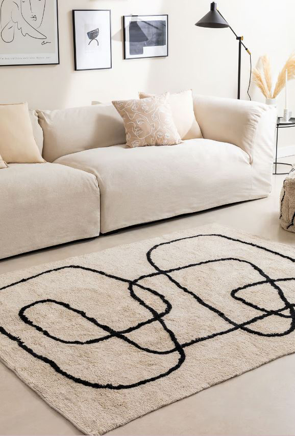 Nel soggiorno total white, tra i divani candidi, trova posto il tappeto Edith di Sklum tessuto a mano in cotone bianco e decorato da un sottile segno grafico nero che dà vita ad un raffinato disegno astratto. Misura L 150 x P 188 cm. Prezzo 99,95 euro. www.sklum.com Nel soggiorno total white, tra i divani candidi, trova posto il tappeto Edith di Sklum tessuto a mano in cotone bianco e decorato da un sottile segno grafico nero che dà vita ad un raffinato disegno astratto. Misura L 150 x P 188 cm. Prezzo 99,95 euro. www.sklum.com