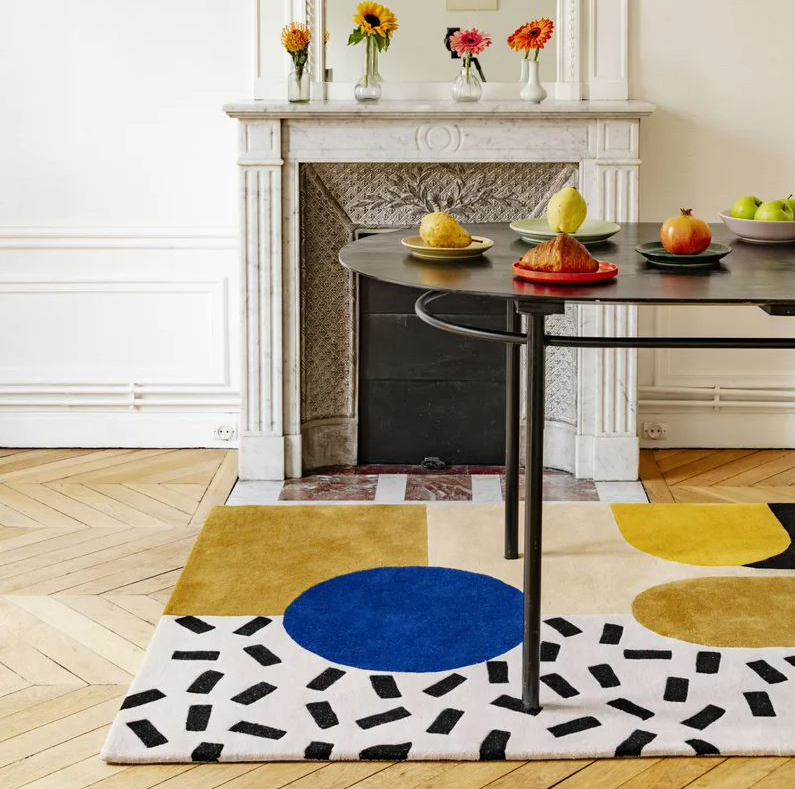 Sta bene abbinato al tavolo da pranzo nero il tappeto Housewarming Party Tessuto di Colortherapis  in vendita su Made in Design: è interamente prodotto a mano in lana della Nuova Zelanda lavorata a ciuffi e tinta con coloranti vegetali. Misura L 120 x P 180 cm. Prezzo 690 euro. www.madeindesign.it Sta bene abbinato al tavolo da pranzo nero il tappeto Housewarming Party Tessuto di Colortherapis  in vendita su Made in Design: è interamente prodotto a mano in lana della Nuova Zelanda lavorata a ciuffi e tinta con coloranti vegetali. Misura L 120 x P 180 cm. Prezzo 690 euro. www.madeindesign.it
