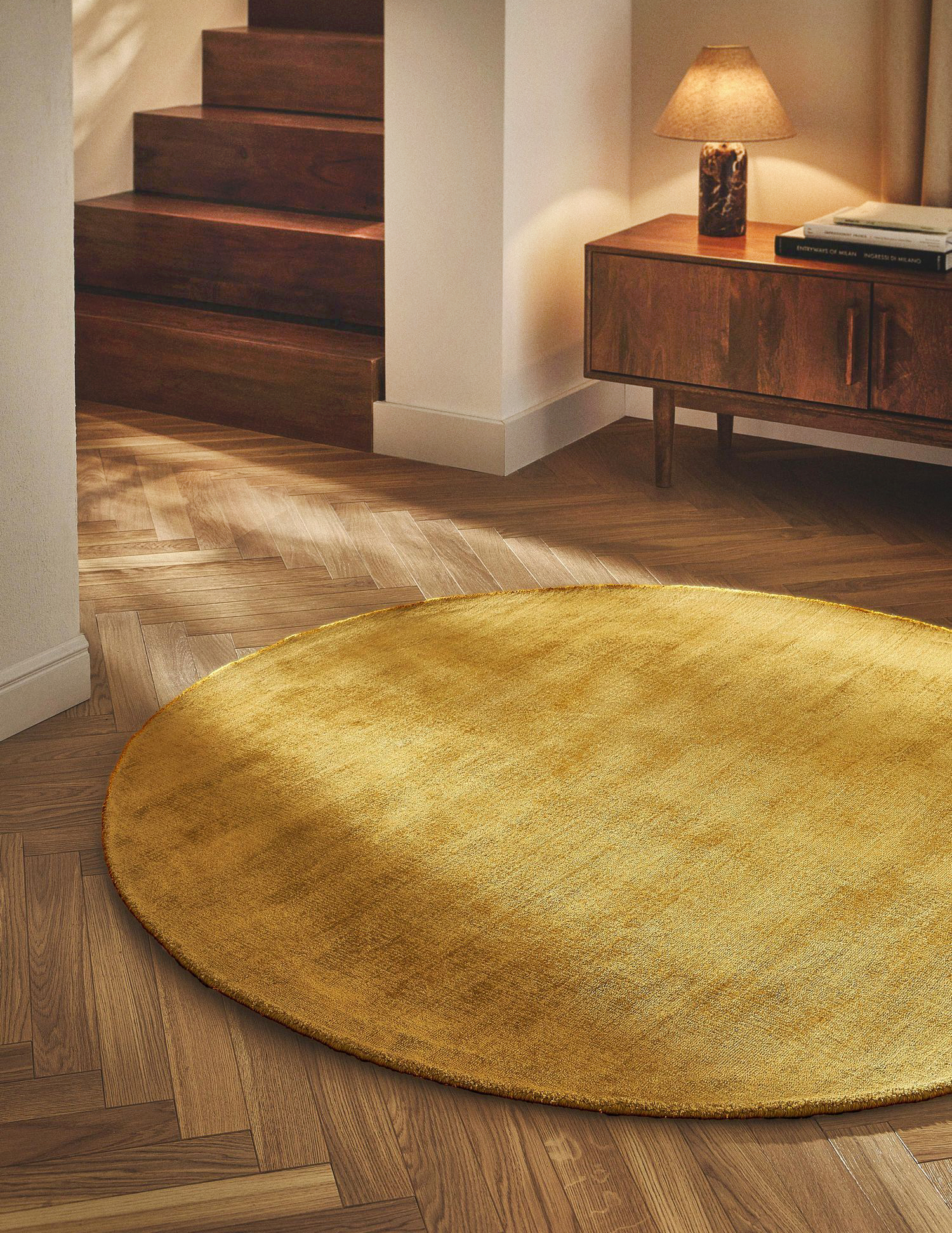 Arreda la zona di collegamento tra le scale e l'ingresso il tappeto rotondo Jane di Westwing Collection: è caratterizzato da un morbido vello in viscosa cangiante in una calda colorazione giallo ocra. Misura Ø 120 cm. Prezzo 199 euro. www.westwing.it Arreda la zona di collegamento tra le scale e l'ingresso il tappeto rotondo Jane di Westwing Collection: è caratterizzato da un morbido vello in viscosa cangiante in una calda colorazione giallo ocra. Misura Ø 120 cm. Prezzo 199 euro. www.westwing.it