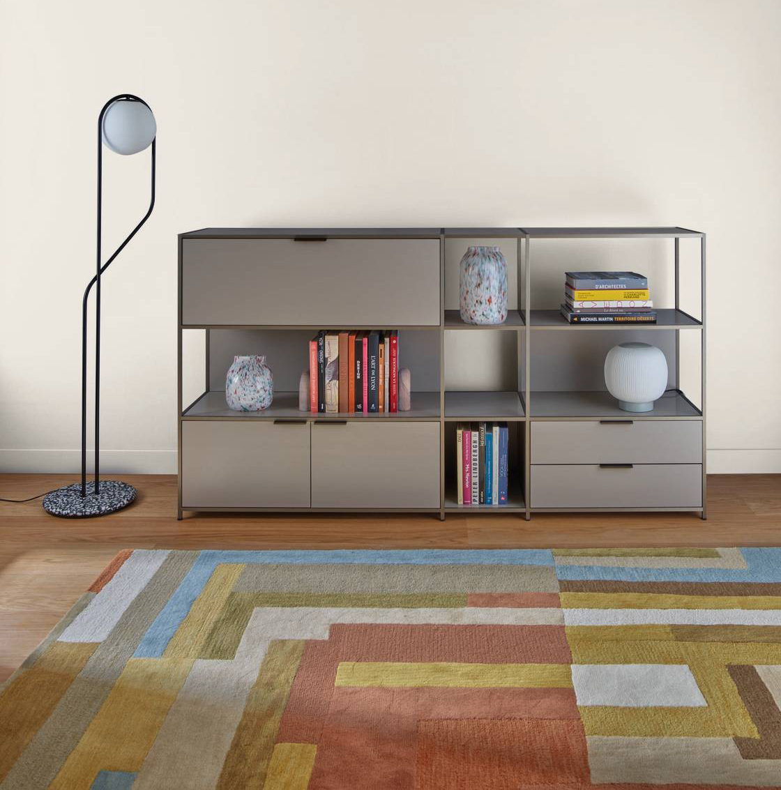 La superficie del tappeto in lana annodato a mano Labyrinthe di Ligne Roset alterna zone a pelo continuo ad altre rasate; il decoro geometrico è composto da passaggi e corridoi che si incrociano e si intersecano intorno al centro. Misura L 200 x P 300 cm. Prezzo 1.303 euro. www.ligne-roset.com La superficie del tappeto in lana annodato a mano Labyrinthe di Ligne Roset alterna zone a pelo continuo ad altre rasate; il decoro geometrico è composto da passaggi e corridoi che si incrociano e si intersecano intorno al centro. Misura L 200 x P 300 cm. Prezzo 1.303 euro. www.ligne-roset.com