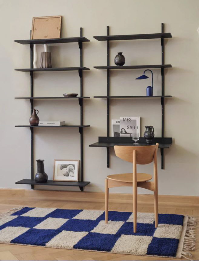 Il tappeto Mara Knotted di Ferm Living completa l'angolo studio anche se di dimensioni contenute. È annodato a mano in lana neozelandese e è decorato da una fantasia geometrica che lo trasforma in un'opera grafica. Misura L 120 x P 180 cm. Prezzo 239 euro.www.fermliving.com Il tappeto Mara Knotted di Ferm Living completa l'angolo studio anche se di dimensioni contenute. È annodato a mano in lana neozelandese e è decorato da una fantasia geometrica che lo trasforma in un'opera grafica. Misura L 120 x P 180 cm. Prezzo 239 euro.www.fermliving.com