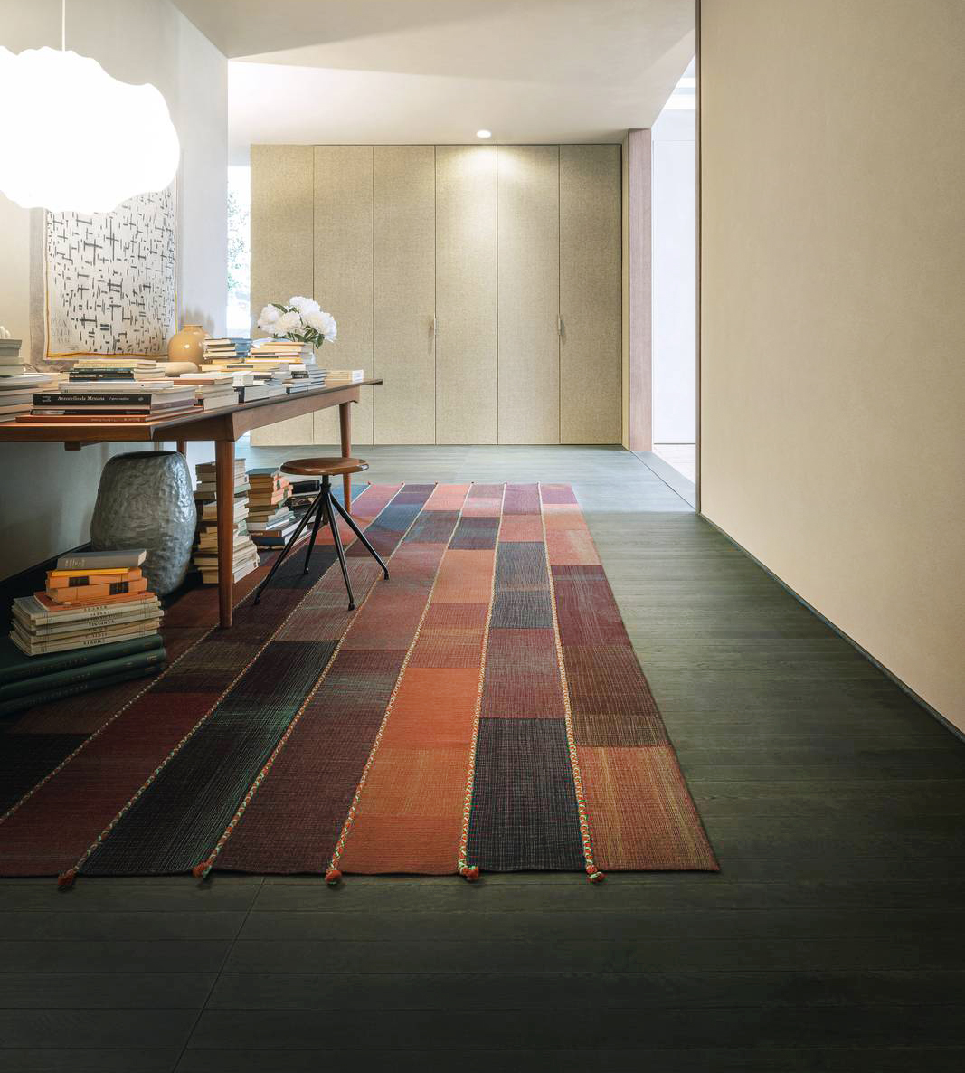 Il tappeto modulare Nomade di Paola Lenti è realizzato cucendo in senso longitudinale a punto Zigzag strisce di feltro ricamate della dimensione di circa 20 centimetri ciascuna. Ogni striscia è composta da elementi in feltro recuperati da lavorazioni precedenti e cuciti fra loro a punto Zigzag. Ogni elemento è ricamato a macchina con due fili di colori in contrasto a formare una decorazione che ricorda una griglia molto fitta e irregolare. Tra una striscia e l’altra, viene inserita una treccia bicolore recuperata anch’essa dalla tessitura del tappeto Tweed. Ogni pezzo risulta unico in base alla disponibilità dei materiali e all’abbinamento dei colori. Misura L 210 x P 200 cm. Prezzo 6.990 euro + IVA. www.paolalenti.it Il tappeto modulare Nomade di Paola Lenti è realizzato cucendo in senso longitudinale a punto Zigzag strisce di feltro ricamate della dimensione di circa 20 centimetri ciascuna. Ogni striscia è composta da elementi in feltro recuperati da lavorazioni precedenti e cuciti fra loro a punto Zigzag. Ogni elemento è ricamato a macchina con due fili di colori in contrasto a formare una decorazione che ricorda una griglia molto fitta e irregolare. Tra una striscia e l’altra, viene inserita una treccia bicolore recuperata anch’essa dalla tessitura del tappeto Tweed. Ogni pezzo risulta unico in base alla disponibilità dei materiali e all’abbinamento dei colori. Misura L 210 x P 200 cm. Prezzo 6.990 euro + IVA. www.paolalenti.it