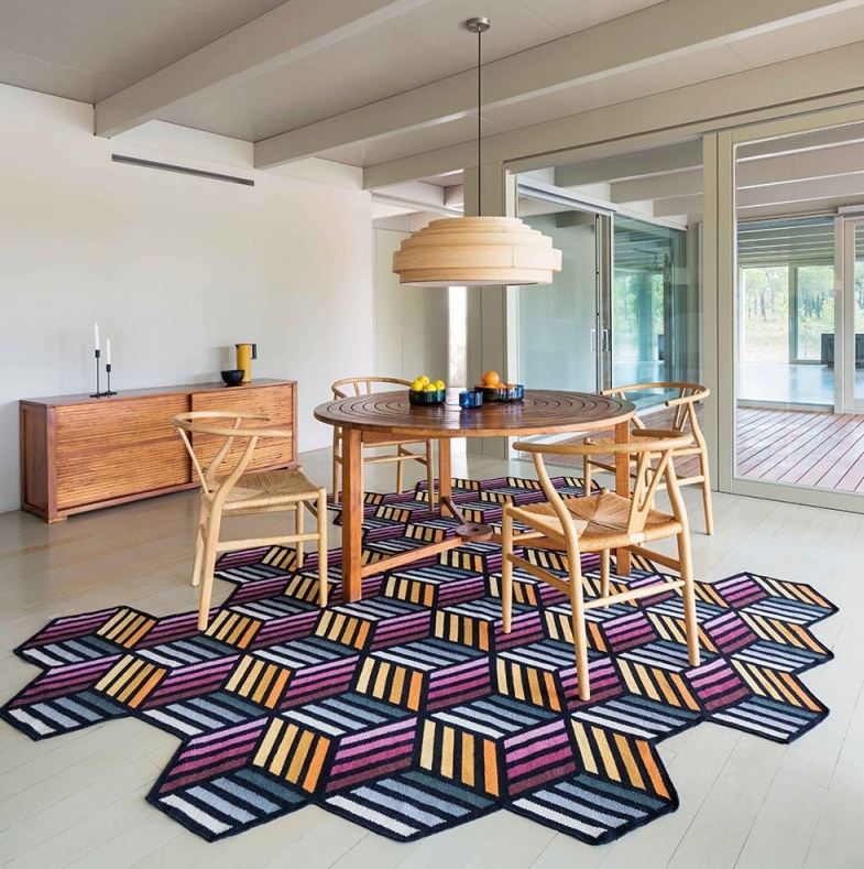 Scenografico il tappeto Parquet di Gandia Blasco in vendita su Design Republic che riprende le geometrie di una vecchia pavimentazione in legno, rivisitata con una palette di colori vivaci. È tessuto in 100% lana con una forma irregolare ad Esagono. Misura L 188 x P 305 cm. Prezzo 1.915 euro. www.designrepublic.com Scenografico il tappeto Parquet di Gandia Blasco in vendita su Design Republic che riprende le geometrie di una vecchia pavimentazione in legno, rivisitata con una palette di colori vivaci. È tessuto in 100% lana con una forma irregolare ad Esagono. Misura L 188 x P 305 cm. Prezzo 1.915 euro. www.designrepublic.com