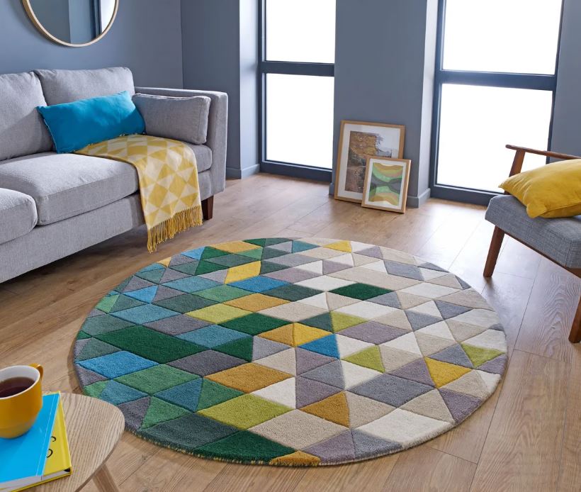 Trova posto tra i divani grigi il tappeto rotondo Prism di Flair Rugs in vendita su Bonami che è caratterizzato da un decoro geometrico a tinte vivaci; è realizzato in lana che ha ottime capacità isolanti e che ha una texture morbida e piacevole al tatto. Misura Ø 160 cm. Prezzo 204 euro. www.bonami.it Trova posto tra i divani grigi il tappeto rotondo Prism di Flair Rugs in vendita su Bonami che è caratterizzato da un decoro geometrico a tinte vivaci; è realizzato in lana che ha ottime capacità isolanti e che ha una texture morbida e piacevole al tatto. Misura Ø 160 cm. Prezzo 204 euro. www.bonami.it