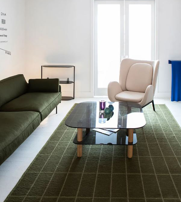 Design svedese per il tappeto Ribbon di Tappeto da Fogia in vendita su Byflou.com che è decorato da una serie di quadrati in gradazione: è prodotto a mano con tecniche di tessitura sumac in lana verde scuro. Misura L 170 x P 240 cm. Prezzo 1.978 euro. www.byflou.com Design svedese per il tappeto Ribbon di Tappeto da Fogia in vendita su Byflou.com che è decorato da una serie di quadrati in gradazione: è prodotto a mano con tecniche di tessitura sumac in lana verde scuro. Misura L 170 x P 240 cm. Prezzo 1.978 euro. www.byflou.com