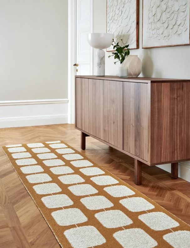 Il tappeto Sten di Pappelina in vendita su Finnish Design Shop è decorato da un motivo geometrico bianco su fondo ocra e può essere usato da entrambi i lati. È realizzato in PVC senza ftalati e poliestere che lo rende resistente e adatto ad una zona di passaggio come il corridoio. Misura L 70 x P 100 cm. Prezzo 106 euro. www.finnishdesignshop.it Il tappeto Sten di Pappelina in vendita su Finnish Design Shop è decorato da un motivo geometrico bianco su fondo ocra e può essere usato da entrambi i lati. È realizzato in PVC senza ftalati e poliestere che lo rende resistente e adatto ad una zona di passaggio come il corridoio. Misura L 70 x P 100 cm. Prezzo 106 euro. www.finnishdesignshop.it
