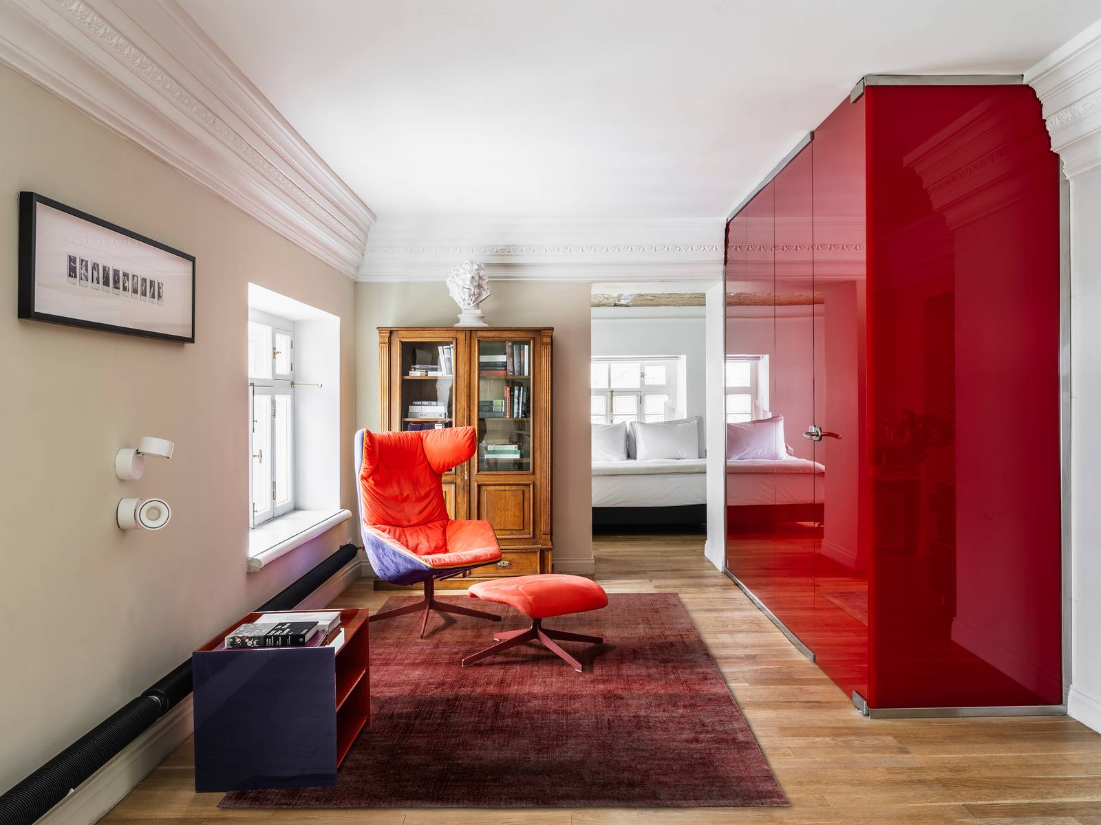 Fa parte della collezione Stripes Party di G.T. DESIGN il tappeto rettangolare che ha la superficie caratterizzata da un motivo degradé declinata in un'intensa colorazione rubino magenta; è realizzato in morbida fibra di viscosa. È disponibile in quattro formati. Misura L 200 x P 300 cm. Prezzo a partire da 2.269,20 euro. www.gtdesign.it Fa parte della collezione Stripes Party di G.T. DESIGN il tappeto rettangolare che ha la superficie caratterizzata da un motivo degradé declinata in un'intensa colorazione rubino magenta; è realizzato in morbida fibra di viscosa. È disponibile in quattro formati. Misura L 200 x P 300 cm. Prezzo a partire da 2.269,20 euro. www.gtdesign.it