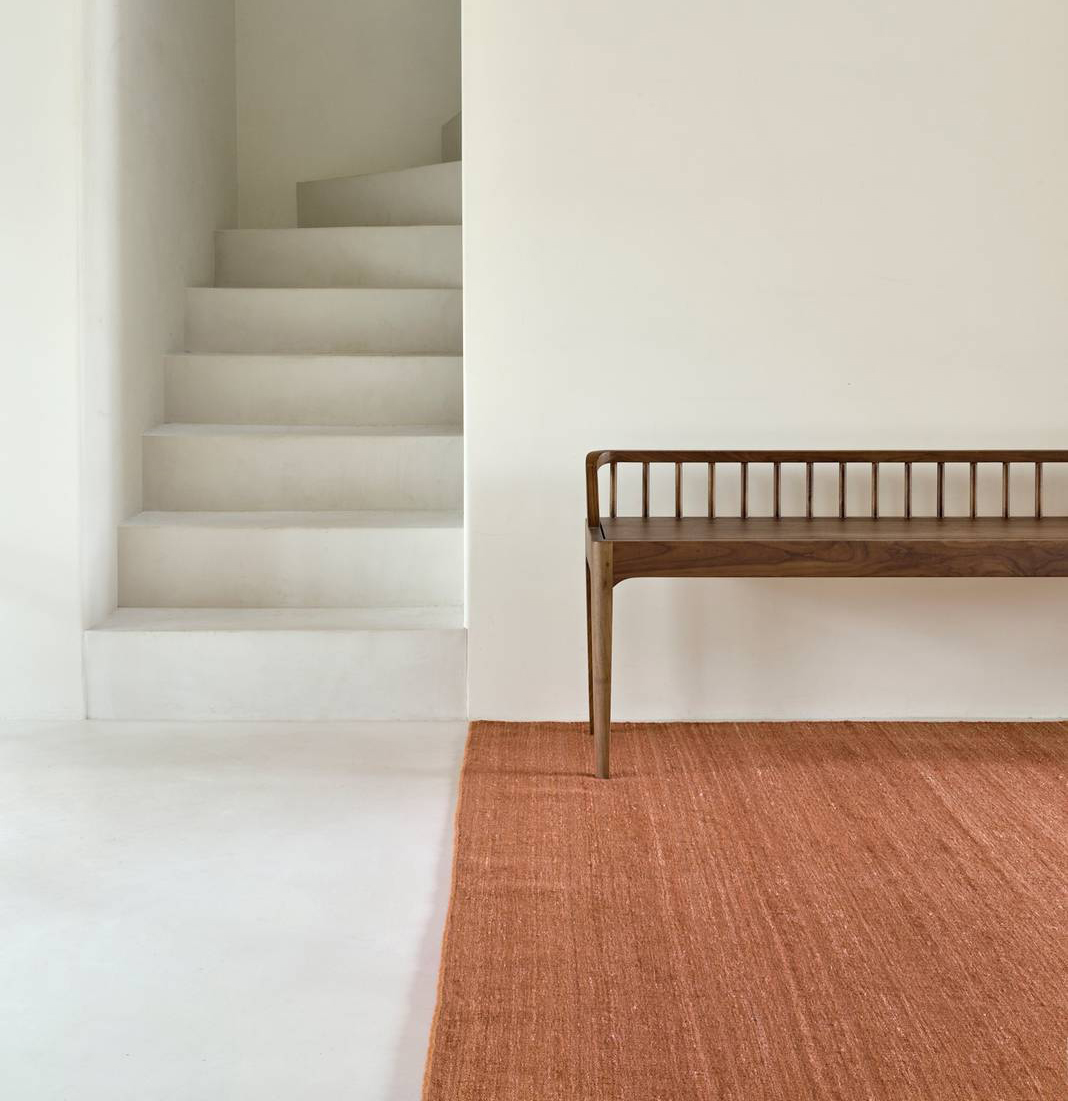 Una calda colorazione terracotta, che spicca sul pavimento chiaro, il tappeto kilim Nomad di Ethnicraft realizzato artigianalmente in pura lana, in grado di garantire la massima tenuta anche in luoghi di grande passaggio. Misura L 170 x P 240 cm. Prezzo 989 euro. www.etnicraft.com Una calda colorazione terracotta, che spicca sul pavimento chiaro, il tappeto kilim Nomad di Ethnicraft realizzato artigianalmente in pura lana, in grado di garantire la massima tenuta anche in luoghi di grande passaggio. Misura L 170 x P 240 cm. Prezzo 989 euro. www.etnicraft.com