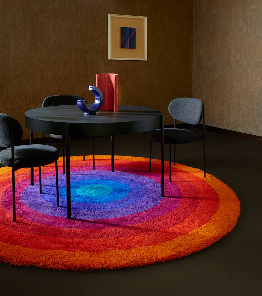 Ha il vello realizzato in pregiata Lana neozelandese il tappeto rotondo taftato a mano VP Romantica Circle (Negative) by Verner Panton di Amini: i colori accesi lo trasformano nel protagonista indiscusso del living. È lavato, cesellato e rifinito a mano come un dipinto contemporaneo. Misura Ø 250 cm. Prezzo 4.423 euro. www.amini.it Ha il vello realizzato in pregiata Lana neozelandese il tappeto rotondo taftato a mano VP Romantica Circle (Negative) by Verner Panton di Amini: i colori accesi lo trasformano nel protagonista indiscusso del living. È lavato, cesellato e rifinito a mano come un dipinto contemporaneo. Misura Ø 250 cm. Prezzo 4.423 euro. www.amini.it