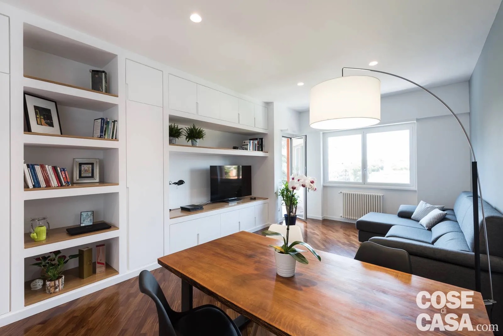 Una grande libreria, disegnata su misura e realizzata in cartongesso, arreda il soggiorno con un gioco di pieni e di vuoti. Foto: Paolo Fusco. Progetto:|MGA| Marco Grippo Architetto.