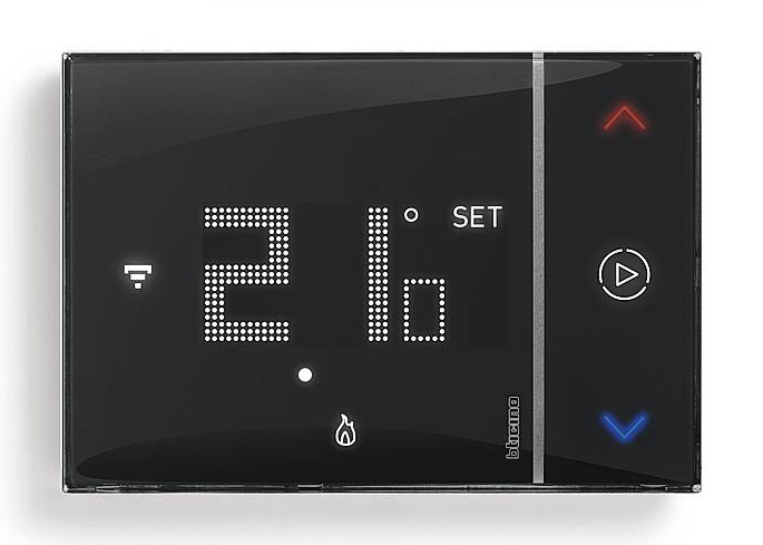Il termostato connesso Smarther2 di BTicino si gestisce dall’app Home+Control. Compatibile con tutti gli assistenti vocali, monitora il funzionamento dell’impianto e confronta le temperature con quelle di set-point, espande il sistema (anche in due case), integra il controllo di fino a 20 valvole termostatiche Netatmo. La funzione Auto-Adapt imposta la temperatura giusta quando serve, senza sprechi. In più finiture, costa 189 euro + Iva. www.bticino.it Il termostato connesso Smarther2 di BTicino si gestisce dall’app Home+Control. Compatibile con tutti gli assistenti vocali, monitora il funzionamento dell’impianto e confronta le temperature con quelle di set-point, espande il sistema (anche in due case), integra il controllo di fino a 20 valvole termostatiche Netatmo. La funzione Auto-Adapt imposta la temperatura giusta quando serve, senza sprechi. In più finiture, costa 189 euro + Iva. www.bticino.it