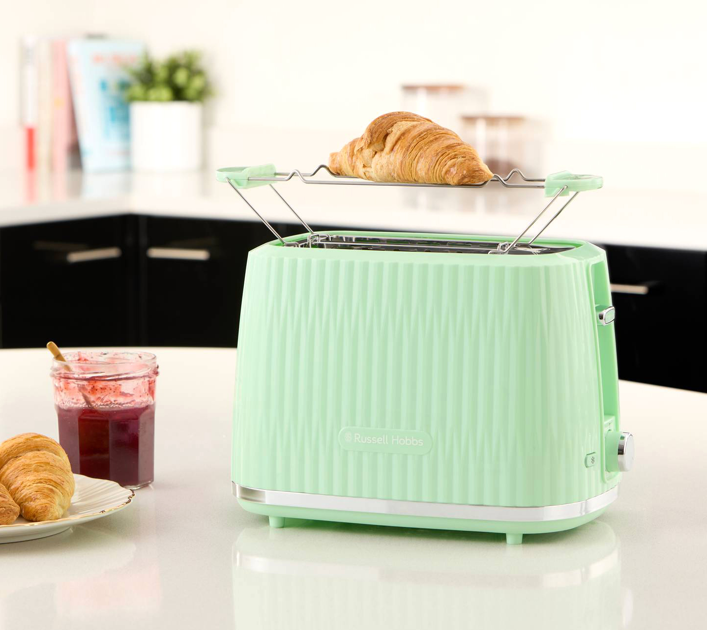 Con 6 impostazioni di doratura, una funzione per scaldare i panini e quelle di scongelamento, riscaldamento e annullamento, il tostapane Eden di Russell Hobbs ha tutto ciò che serve per tostare. E grazie alla funzione di sollevamento, si può sollevare il toast o il bagel dalla fessura calda per recuperarlo facilmente. Prezzo 39 euro. www.russellhobbs.com