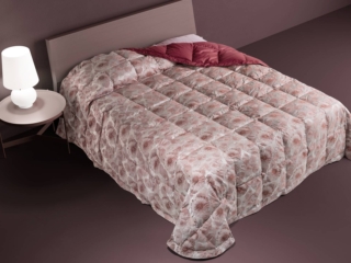 La trapunta Floreale 13028A di DaunenStep è rivestita con un tessuto di altissima qualità decorato da un motivo di corolle nei toni del rosa e del rosso scuro. È imbottita in 100% piumino che la rende traspirante per un sonno asciutto e temperato. Misura L 270 x P 260 cm. Prezzo 699 euro. www.daunenstep.com La trapunta Floreale 13028A di DaunenStep è rivestita con un tessuto di altissima qualità decorato da un motivo di corolle nei toni del rosa e del rosso scuro. È imbottita in 100% piumino che la rende traspirante per un sonno asciutto e temperato. Misura L 270 x P 260 cm. Prezzo 699 euro. www.daunenstep.com