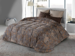 È rivestita in cotone marrone scuro, decorato da un raffinato motivo di foglie stilizzate in gradazione, la trapunta U107 di Cinelli Piume e Piumini che è prodotta in Italia con cura artigianale ed è imbottita in 95% piuma d'oca bianca. Misura L 270 x P 260 cm. Prezzo 610 euro. www.cinellipiumini.it È rivestita in cotone marrone scuro, decorato da un raffinato motivo di foglie stilizzate in gradazione, la trapunta U107 di Cinelli Piume e Piumini che è prodotta in Italia con cura artigianale ed è imbottita in 95% piuma d'oca bianca. Misura L 270 x P 260 cm. Prezzo 610 euro. www.cinellipiumini.it