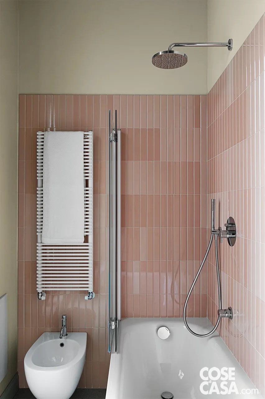 Se il bagno non solo è piccolo, ma è uno solo, e non si vuole rinunciare a nessuna opzione, una soluzione pratica è quella di riunire insieme la vasca e la doccia. La vasca tradizionale rettangolare può essere accessoriata con una parete sopravasca di cristallo trasparente e con un grande soffione installato a muro. oto: Studio Roy. Styling: Lidia Elisa Covello. Progetto: Lascia La Scia Architecture, via Boncompagni 57, Milano – http://www.lascialascia.com Se il bagno non solo è piccolo, ma è uno solo, e non si vuole rinunciare a nessuna opzione, una soluzione pratica è quella di riunire insieme la vasca e la doccia. La vasca tradizionale rettangolare può essere accessoriata con una parete sopravasca di cristallo trasparente e con un grande soffione installato a muro. oto: Studio Roy. Styling: Lidia Elisa Covello. Progetto: Lascia La Scia Architecture, via Boncompagni 57, Milano – http://www.lascialascia.com