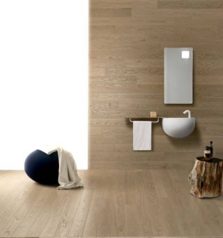 La collezione Essential di Berti Pavimenti Legno nella versione Rovere Sand esprime un’eleganza sobria e contemporanea, dove la matericità del legno è protagonista. Le superfici opache e la spazzolatura leggera mettono in risalto le venature autentiche, donando profondità e carattere a ogni ambiente. Le tonalità naturali e i trattamenti ecologici rendono questi pavimenti ideali per spazi moderni e raffinati, in cui tradizione e innovazione si incontrano.
Si tratta di un pavimento in legno multistrato Made in Italy, realizzato con Rovere. Ha uno spessore che varia da 9,5 mm a 15 mm dove lo strato superiore in legno nobile è di 4 mm. Tutti i modelli sono disponibili in finiture Extra Natura o Rustica, con lavorazioni grezzo liscio o spazzolato, bisellatura su 4 lati e verniciatura all’acqua con indurimento UV. Sono adatti alla posa incollata su massetto e compatibili con impianti di riscaldamento/raffreddamento a pavimento. www.berti.net/ La collezione Essential di Berti Pavimenti Legno nella versione Rovere Sand esprime un’eleganza sobria e contemporanea, dove la matericità del legno è protagonista. Le superfici opache e la spazzolatura leggera mettono in risalto le venature autentiche, donando profondità e carattere a ogni ambiente. Le tonalità naturali e i trattamenti ecologici rendono questi pavimenti ideali per spazi moderni e raffinati, in cui tradizione e innovazione si incontrano.
Si tratta di un pavimento in legno multistrato Made in Italy, realizzato con Rovere. Ha uno spessore che varia da 9,5 mm a 15 mm dove lo strato superiore in legno nobile è di 4 mm. Tutti i modelli sono disponibili in finiture Extra Natura o Rustica, con lavorazioni grezzo liscio o spazzolato, bisellatura su 4 lati e verniciatura all’acqua con indurimento UV. Sono adatti alla posa incollata su massetto e compatibili con impianti di riscaldamento/raffreddamento a pavimento. www.berti.net/