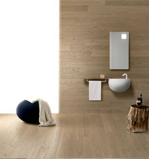 La collezione Essential di Berti Pavimenti Legno nella versione Rovere Sand esprime un’eleganza sobria e contemporanea, dove la matericità del legno è protagonista. Le superfici opache e la spazzolatura leggera mettono in risalto le venature autentiche, donando profondità e carattere a ogni ambiente. Le tonalità naturali e i trattamenti ecologici rendono questi pavimenti ideali per spazi moderni e raffinati, in cui tradizione e innovazione si incontrano.
Si tratta di un pavimento in legno multistrato Made in Italy, realizzato con Rovere. Ha uno spessore che varia da 9,5 mm a 15 mm dove lo strato superiore in legno nobile è di 4 mm. Tutti i modelli sono disponibili in finiture Extra Natura o Rustica, con lavorazioni grezzo liscio o spazzolato, bisellatura su 4 lati e verniciatura all’acqua con indurimento UV. Sono adatti alla posa incollata su massetto e compatibili con impianti di riscaldamento/raffreddamento a pavimento. www.berti.net/ La collezione Essential di Berti Pavimenti Legno nella versione Rovere Sand esprime un’eleganza sobria e contemporanea, dove la matericità del legno è protagonista. Le superfici opache e la spazzolatura leggera mettono in risalto le venature autentiche, donando profondità e carattere a ogni ambiente. Le tonalità naturali e i trattamenti ecologici rendono questi pavimenti ideali per spazi moderni e raffinati, in cui tradizione e innovazione si incontrano.
Si tratta di un pavimento in legno multistrato Made in Italy, realizzato con Rovere. Ha uno spessore che varia da 9,5 mm a 15 mm dove lo strato superiore in legno nobile è di 4 mm. Tutti i modelli sono disponibili in finiture Extra Natura o Rustica, con lavorazioni grezzo liscio o spazzolato, bisellatura su 4 lati e verniciatura all’acqua con indurimento UV. Sono adatti alla posa incollata su massetto e compatibili con impianti di riscaldamento/raffreddamento a pavimento. www.berti.net/