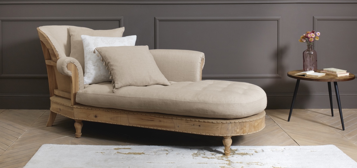 La chaise longue Cyprien di Maison du Monde in lino, iuta e legno di pino riciclato permetterà di rilassarsi in compagnia di un libro, creando una zona lettura bella e confortevole. Con il suo cuscino bombato che segue le sue linee ondulate, offrirà tanti piacevoli momenti di relax. Misure L 200x P 86 x H 84 cm. Prezzo 1.299 euro. www.maisondumonde.com La chaise longue Cyprien di Maison du Monde in lino, iuta e legno di pino riciclato permetterà di rilassarsi in compagnia di un libro, creando una zona lettura bella e confortevole. Con il suo cuscino bombato che segue le sue linee ondulate, offrirà tanti piacevoli momenti di relax. Misure L 200x P 86 x H 84 cm. Prezzo 1.299 euro. www.maisondumonde.com