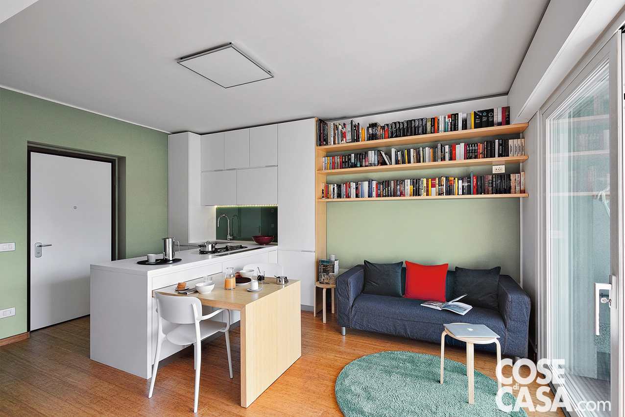 Inusuale la posizione della cucina all'ingresso di casa, per guadagnare superficie utile e sfruttare la penisola come elemento divisorio dal soggiorno. Foto di Adriano Pecchio. Progetto d'interni Tommaso Giunchi Architetto, Milano Inusuale la posizione della cucina all'ingresso di casa, per guadagnare superficie utile e sfruttare la penisola come elemento divisorio dal soggiorno. Foto di Adriano Pecchio. Progetto d'interni Tommaso Giunchi Architetto, Milano