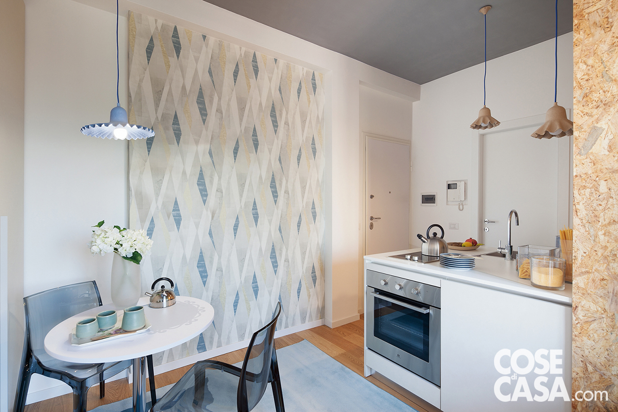 Cuore caldo di questo monolocale, il blocco operativo - senza cappa grazie all'induzione - è l'elemento attorno al quale ruotano gesti e percorsi. Foto di Cristina Fiorentini. Progetto di Interior Decoration Salvina Bosco, Milano Cuore caldo di questo monolocale, il blocco operativo - senza cappa grazie all'induzione - è l'elemento attorno al quale ruotano gesti e percorsi. Foto di Cristina Fiorentini. Progetto di Interior Decoration Salvina Bosco, Milano