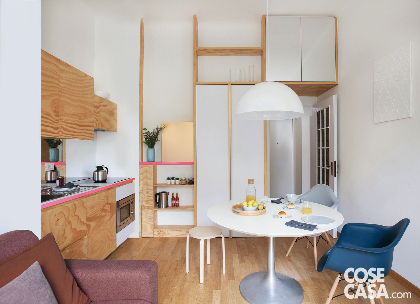 Da vincolo, L'irregolarità della pianta si trasforma in atout se attenua l'incombenza dei volumi
sulla zona giorno e può anche essere eventualmente chiusa. Foto di Cristina Galliena Bohman. Progetto di Labzona Studio, Milano. Da vincolo, L'irregolarità della pianta si trasforma in atout se attenua l'incombenza dei volumi
sulla zona giorno e può anche essere eventualmente chiusa. Foto di Cristina Galliena Bohman. Progetto di Labzona Studio, Milano.