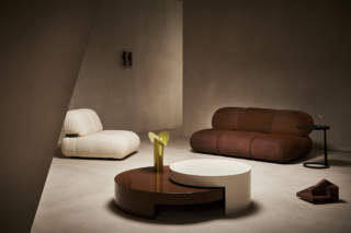 Divano e poltrona Bold, tavolini Turn di Nube (www.nubeitalia.com)