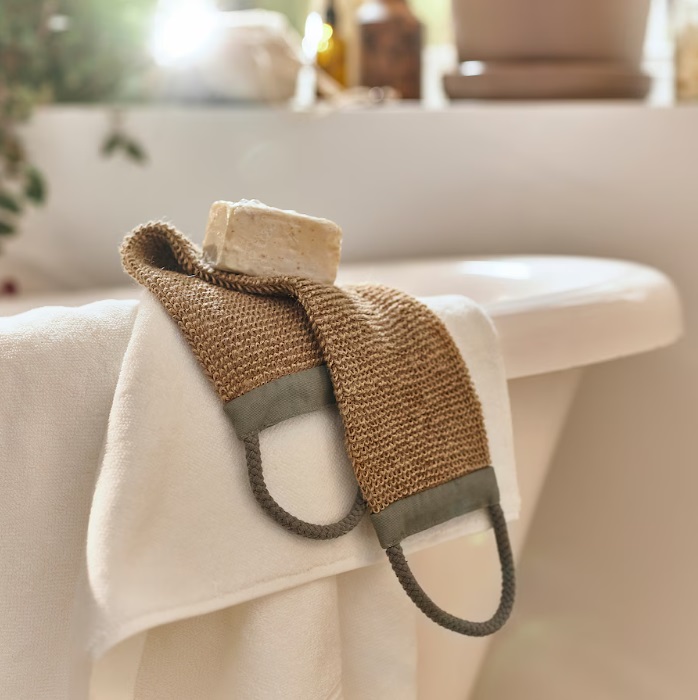 La fascia per scrub Dväerghyacint è in resistente iuta naturale, un materiale che si prende cura della pelle e la pulisce a fondo, energizzando il corpo. Le sue maniglie offrono una pratica presa per utilizzarla e per appenderla. Prezzo 4,95 euro.