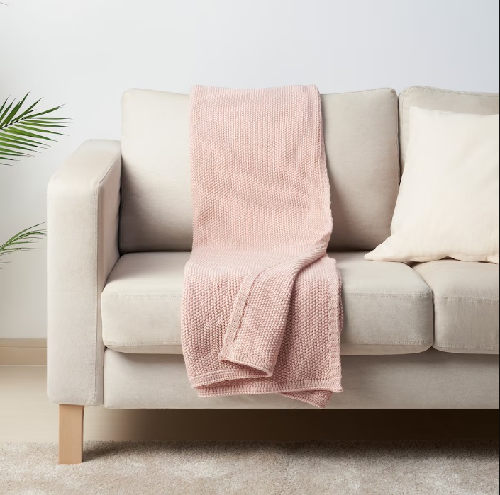 Per gli amanti delle coccole, il plaid Humlemott rosa pallido è caldo e morbido come un abbraccio grazie alla lavorazione a maglia. Inoltre, è realizzato in materiale riciclato. Prezzo 25 euro. 