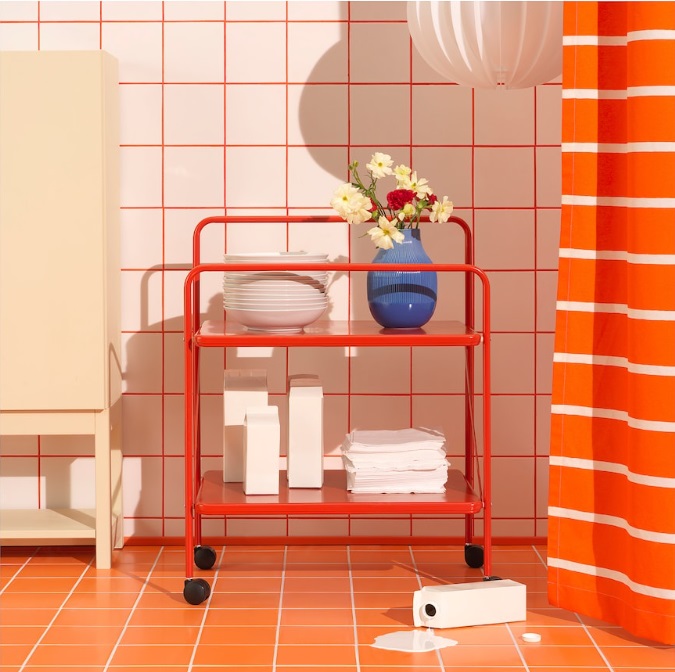 Per gli appassionati di design il tavolino con rotelle Järlåsa creato da Niels Gammelgaard nel 1984, è un classico intramontabile e un prodotto iconico di Ikea portato a nuova vita dalla collezione Nytillverkad. Prezzo 50 euro. 