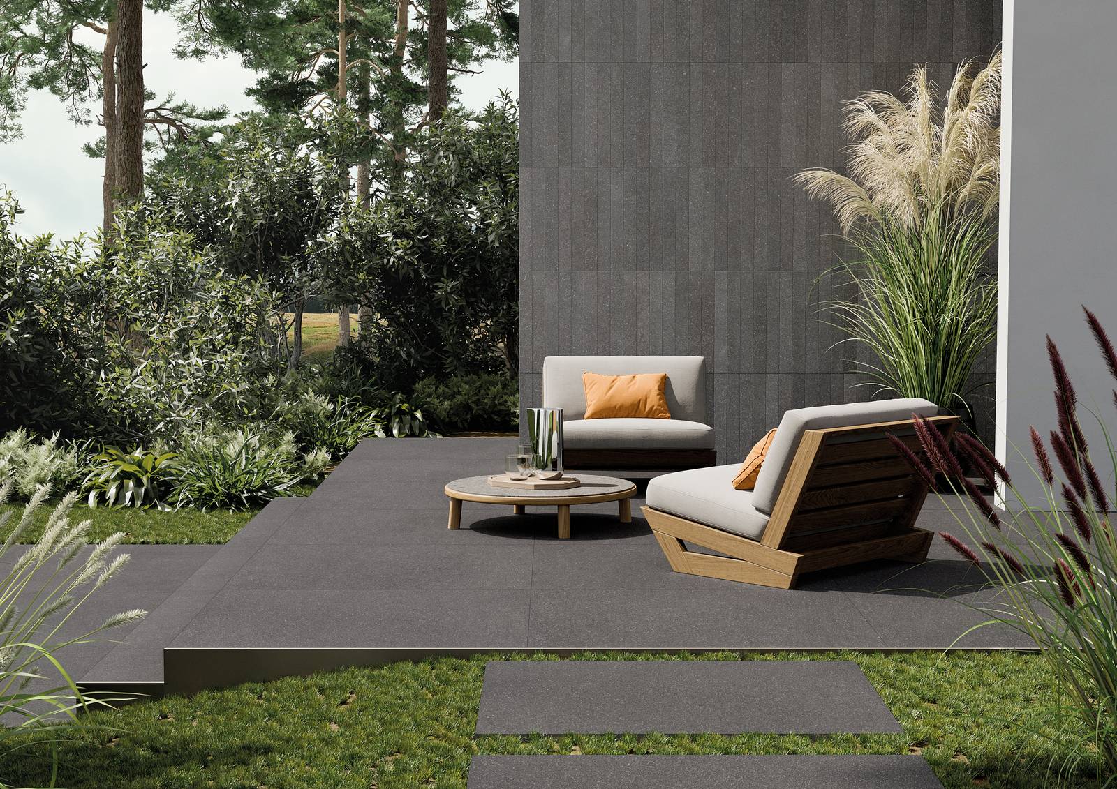 Nell’immagine raffinato spazio outdoor realizzato con Lavica, la collezione di Ceramiche Keope che cattura l’essenza della pietra vulcanica siciliana. A parete e a pavimento la finitura Anthracite, rispettivamente nel formato 7,5x60 e 60x120 con spessore 20 mm.