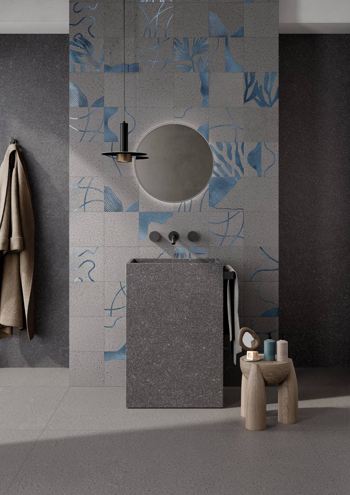 Nell’immagine originale ambiente bagno realizzato con Lavica, la collezione di Ceramiche Keope che cattura l’essenza della pietra vulcanica siciliana. Lavabo e parete di fondo rivestiti con la finitura Anthracite, nel grande formato 120x278, quinta rivestita con il decoro Vesuvio Grey (20x20) e pavimento nella finitura Grey (60x120).