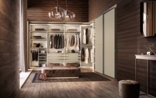 La cabina armadio ad angolo Taurus di Moretti Compact rappresenta un perfetto equilibrio tra design e funzionalità, grazie alla combinazione di una cabina walk-in e un armadio a due ante scorrevoli della collezione Zenith. Le due soluzioni si incontrano armoniosamente in una struttura ad angolo, creando un’area guardaroba elegante e organizzata, perfetta anche per spazi contenuti. Ai moduli Nobilitato Texture è abbinato l’armadio in laccato Tortora. Misura L 407,2 x 204 x P 52t xH 257 cm. Prezzo 4.572 euro. www.moretticompact.it