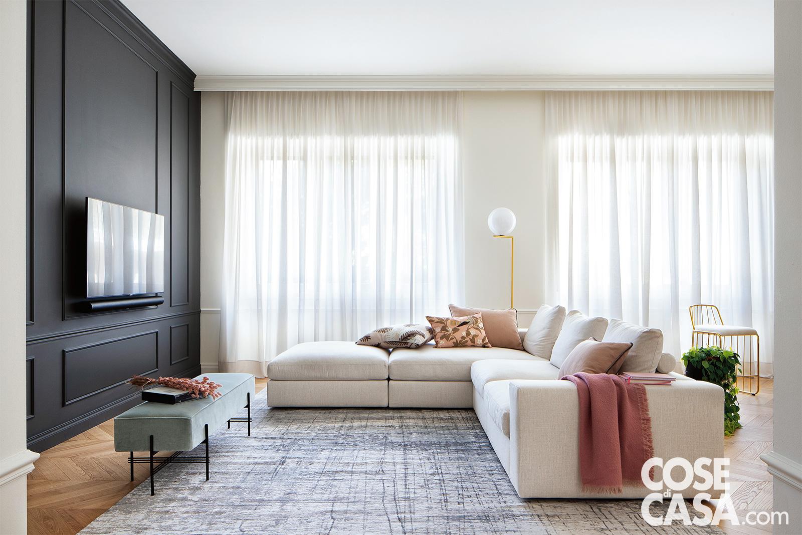 La zona conversazione è disposta di fronte a una controparete in cartongesso, decorata a imitazione di una boiserie. È collocata a circa 45 cm dal muro con lo scopo di sfruttare la profondità per ricavare un volume contenitivo: posizionato sotto la zona tv, risulta impercettibile perché chiuso da ante push-pull che si confondono con i riquadri della boiserie. II divano è un modello componibile; sullo sfondo la lampada da terra IC Lights di Flos , con stelo in ottone, centrata fra le due aperture. Progetto: Studio Tenca Associati. Foto: Riccardo Gasperoni. La zona conversazione è disposta di fronte a una controparete in cartongesso, decorata a imitazione di una boiserie. È collocata a circa 45 cm dal muro con lo scopo di sfruttare la profondità per ricavare un volume contenitivo: posizionato sotto la zona tv, risulta impercettibile perché chiuso da ante push-pull che si confondono con i riquadri della boiserie. II divano è un modello componibile; sullo sfondo la lampada da terra IC Lights di Flos , con stelo in ottone, centrata fra le due aperture. Progetto: Studio Tenca Associati. Foto: Riccardo Gasperoni.