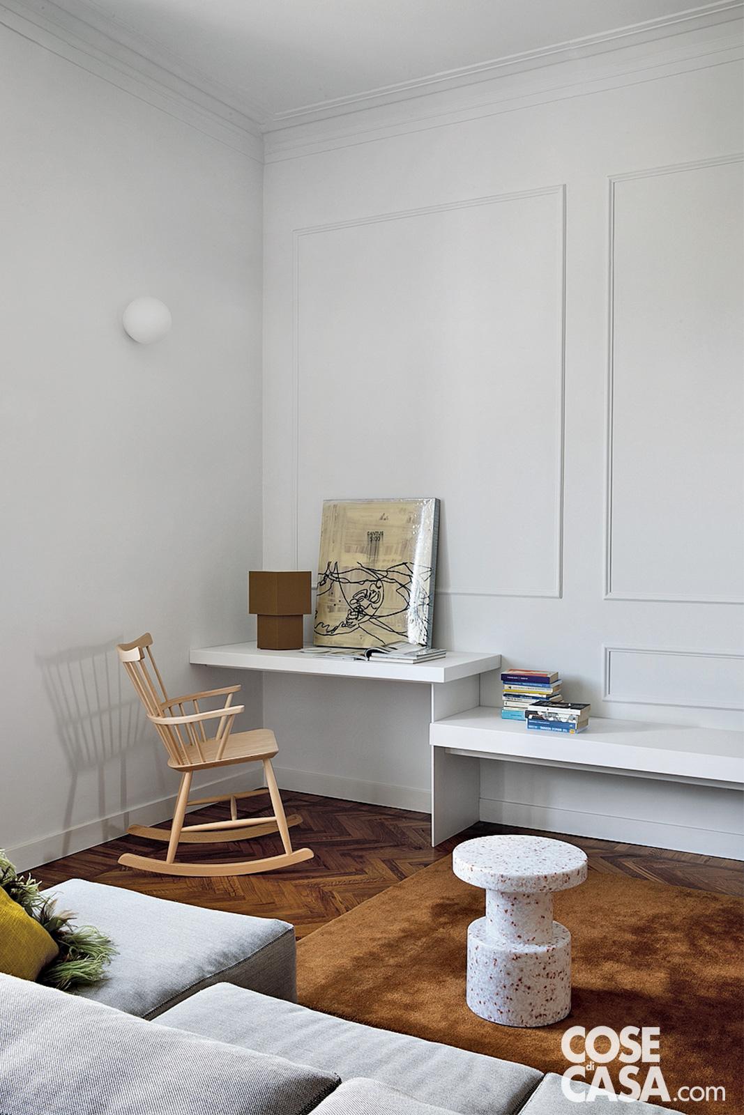 In un angolo della zona conversazione, il piano che corre lungo l’intera parete nella parte finale si configura come scrittoio. È affiancato dal dondolo J52G di FDB Møbler e illuminato dall’applique a sfera Mapa di Ideal Lux. Sul piano, opera in resina e tecnica mista di Luca Coser (courtesy of Crag Gallery e Luca Coser.). Progetto: UNDUO Laboratorio di Architettura, Torino. Foto: Barbara Corsico. In un angolo della zona conversazione, il piano che corre lungo l’intera parete nella parte finale si configura come scrittoio. È affiancato dal dondolo J52G di FDB Møbler e illuminato dall’applique a sfera Mapa di Ideal Lux. Sul piano, opera in resina e tecnica mista di Luca Coser (courtesy of Crag Gallery e Luca Coser.). Progetto: UNDUO Laboratorio di Architettura, Torino. Foto: Barbara Corsico.