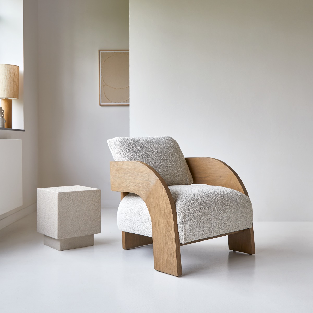 Tra ispirazione africana e design pop, la poltrona Boti di Tikamoon in mindi massello e tessuto bouclé seduce con la sua eleganza contemporanea, il suo aspetto accogliente e il comfort della sua seduta stabile e profonda. Misura L 72 x P 81 x H 64 cm. Prezzo 749  euro. www.tikamoon.it Tra ispirazione africana e design pop, la poltrona Boti di Tikamoon in mindi massello e tessuto bouclé seduce con la sua eleganza contemporanea, il suo aspetto accogliente e il comfort della sua seduta stabile e profonda. Misura L 72 x P 81 x H 64 cm. Prezzo 749  euro. www.tikamoon.it