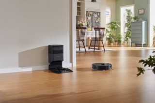 RockDock Plus permette lo svuotamento automatico della polvere per un massimo di sette settimane