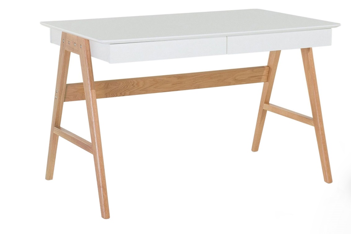 Il design contemporaneo della scivania Sheslay di Beliani consente di ospitare sul suo ampio piano d'appoggio il computer e tutti gli altri oggetti di uso quotidiano. Il piano d'appoggio è in MDF bianco ed è facilissimo da pulire; due robusti cassetti completano il look e il tutto è sorretto da gambe in legno di quercia. Prezzo 399,99 euro. www.beliani.it Il design contemporaneo della scivania Sheslay di Beliani consente di ospitare sul suo ampio piano d'appoggio il computer e tutti gli altri oggetti di uso quotidiano. Il piano d'appoggio è in MDF bianco ed è facilissimo da pulire; due robusti cassetti completano il look e il tutto è sorretto da gambe in legno di quercia. Prezzo 399,99 euro. www.beliani.it