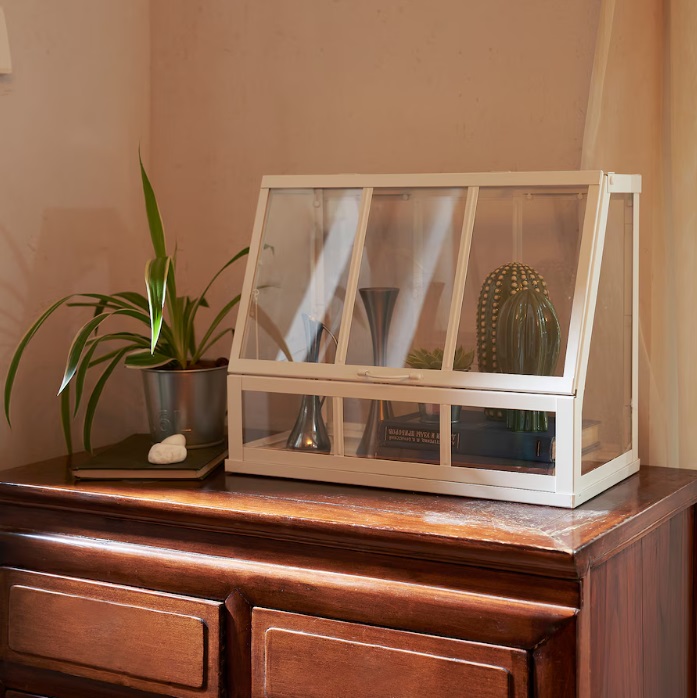 La serra bianca Åkerbär è un'idea regalo ideale per chi ama le piante ma non ha il pollice verde: può infatti contenere piante decorative, cactus e piccoli oggetti di design. Prezzo 29,95 euro.