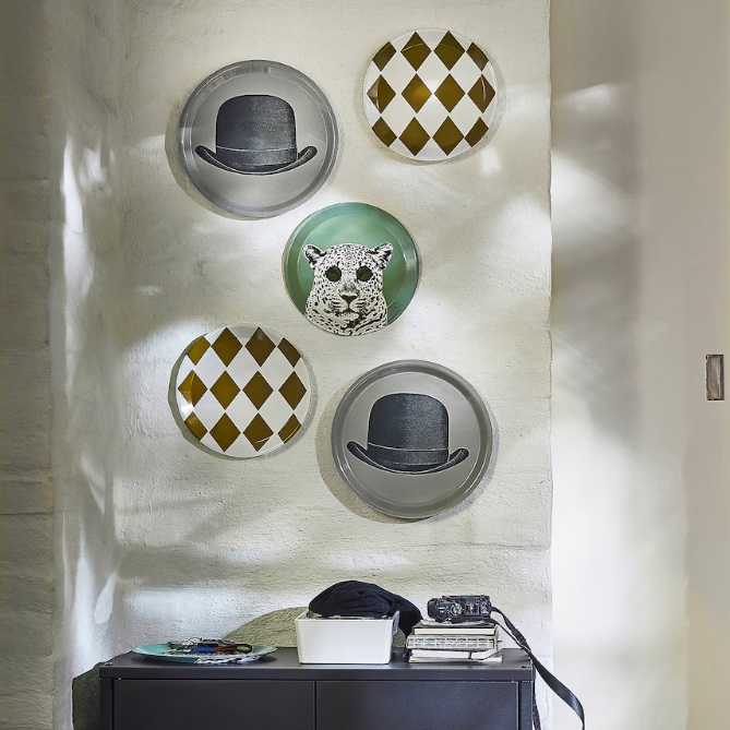 Il set di tre decorazioni da parete Galleriskog è un regalo originale per chi ama i dettagli giocosi e originali per decorare la propria casa. Si possono usare singolarmente oppure combinarle con altre decorazioni. Prezzo 18 euro.