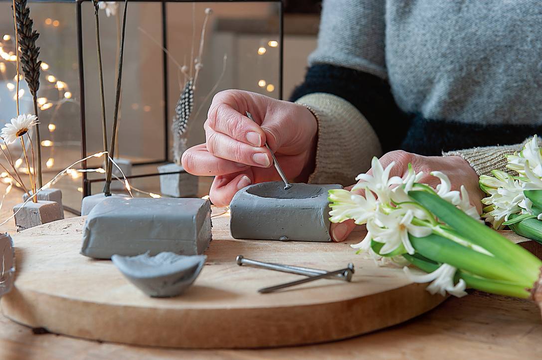 Per perfezionare l’interno delle conche, usare la testa di un grosso chiodo, in modo da realizzare piccole scanalature che renderanno
poi il bulbo più stabile al suo interno.