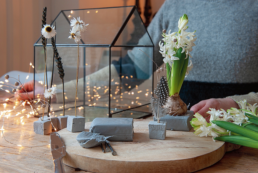 Per i rametti decorativi, ricavare piccoli cubi di DAS®, poi praticare
al centro di ognuno un foro con
il chiodo. Lasciare asciugare e rifinire i supporti come fatto per i porta bulbi.