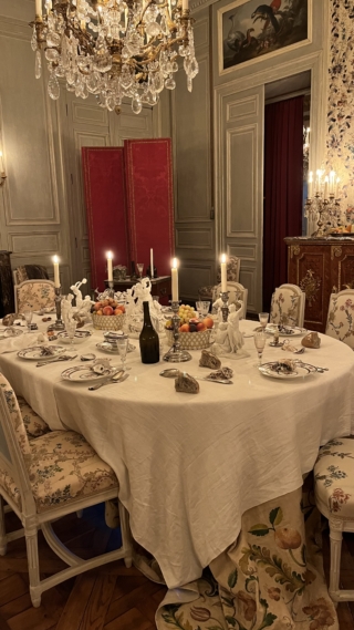 Tavola di Capodanno classica con porcellane