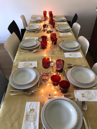 Tavola di Capodanno con bicchieri rossi diversi