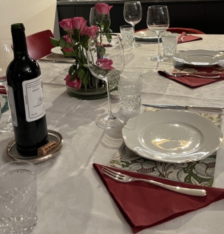 Tavola di Capodanno con carta da parati come sottopiatto