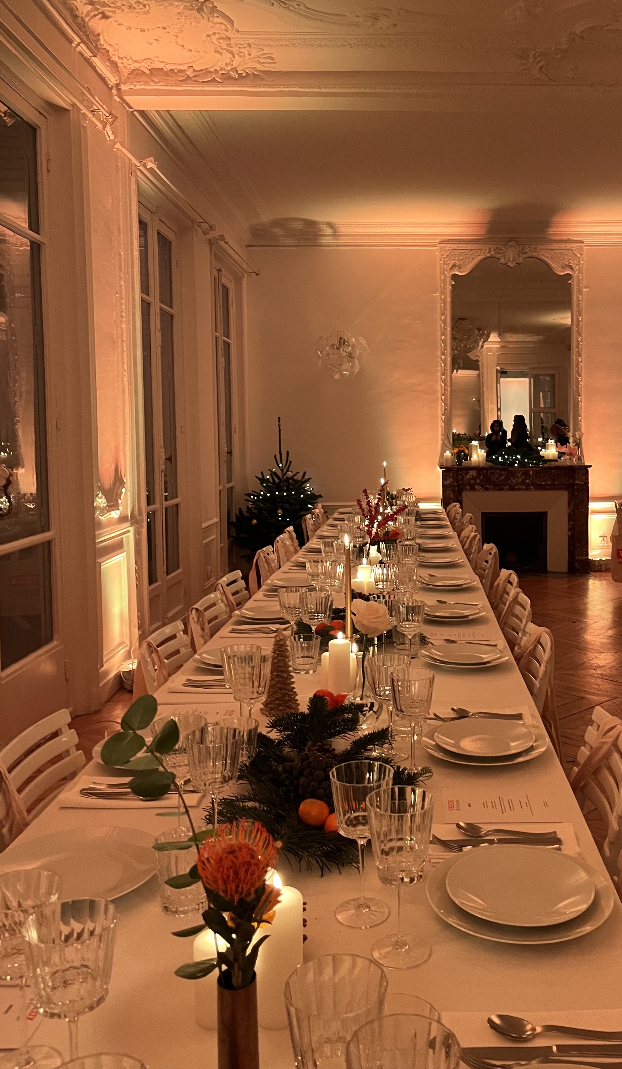 Tavola di Capodanno con piatti bianchi