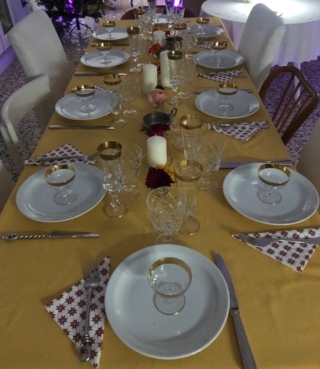 Tavola di Capodanno con posate particolari