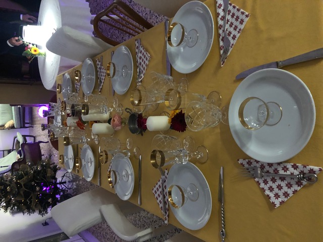 Tavola di Capodanno con posate particolari