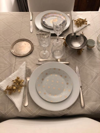 Tavola di Capodanno con rametti dorati